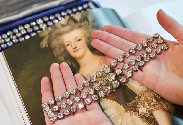 Foto: cnbcindonesia.com/REUTERS/DENIS BALIBOUSE Gelang berlian 3 layer milik Marie Antoinette/