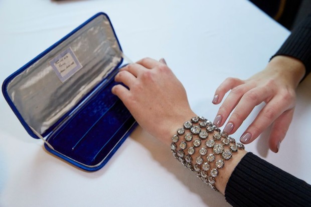 Foto: cnbcindonesia.com/REUTERS/DENIS BALIBOUSE Gelang berlian Marie Antoinette/