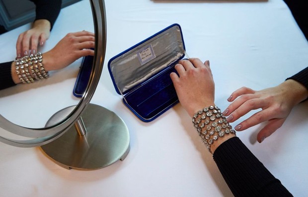 Foto: cnbcindonesia.com/REUTERS/DENIS BALIBOUSE Gelang Marie Antoinette/