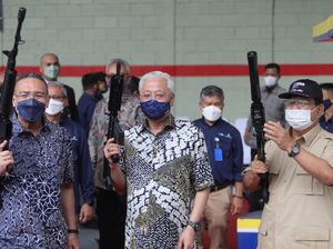 Angkat Senjata, Prabowo Pamerkan Produk Pindad ke PM Malaysia