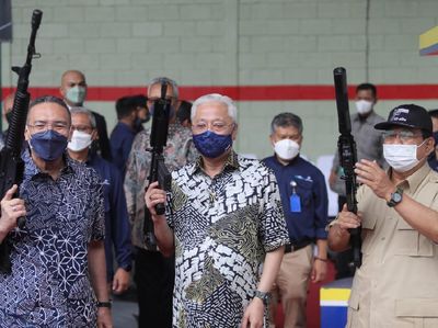 Gaya Prabowo Masuk Kendaraan Perang Bareng Menhan Malaysia