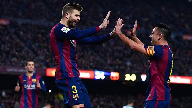 BARCELONA, SPAIN - DECEMBER 20:  Gerard Pique of FC Barcelona celebrates with his teammate Xavi Hernandez of FC Barcelona after scoring his team's third goal during the La Liga match between FC Barcelona and Cordoba CF at Camp Nou on December 20, 2014 in Barcelona, Spain.  (Photo by David Ramos/Getty Images)