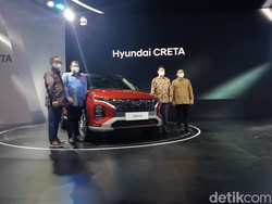 Kelilingi GIIAS 2021, Airlangga: Mobil Baru Bagus-bagus