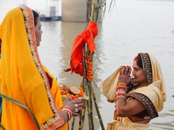 Niat Sucikan Diri, eh Sungainya Tercemar Hingga Berbusa-busa dan Bau Pesing