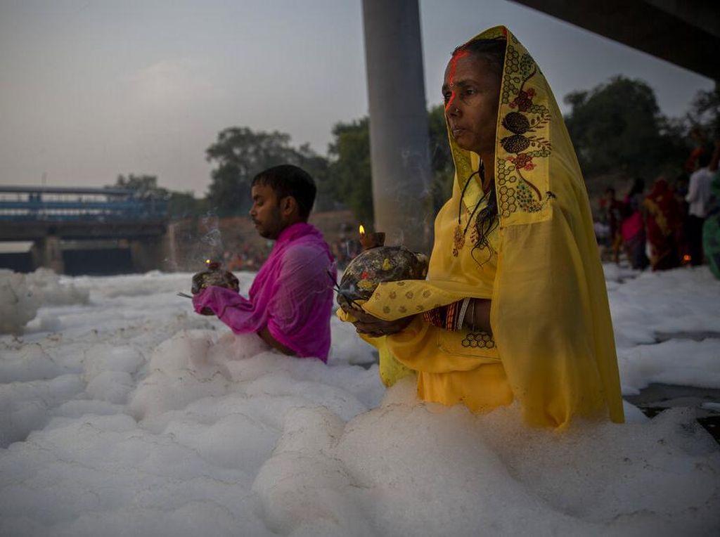 Ritual Warga India Mandi di Sungai Berbusa yang Penuh Limbah dan Racun