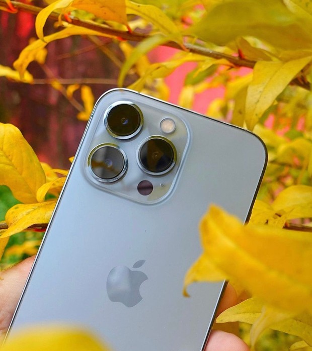 iPhone 13/Foto: instagram/emilio_primavera Artis Korea memang selalu up to date dengan gadget terbaru, gak heran kalau banyak dari mereka yang sudah menggunakan Iphone 13.