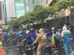 Massa Buruh Macetkan Jalan di Pusat Kota Surabaya
