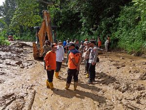 Banjir Bandang Landa Pasaman Barat Sumbar, Jalan Antarkabupaten Putus