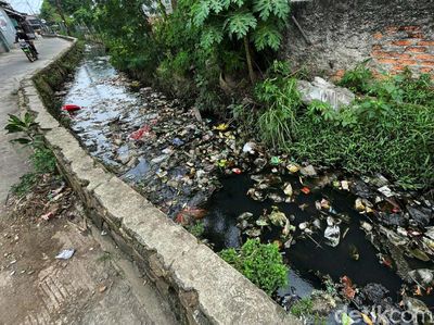 Jorok! Tumpukan Sampah Sumbat Saluran Air di Bekasi