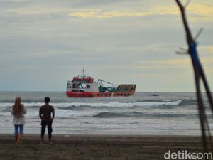 Kapal Proyek Pemecah Ombak Menyita Perhatian Wisatawan Pangandaran