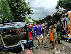 Petaka Maut Saat Bus Ugal-ugalan Menghantam 2 Minibus Rombongan Pengantin