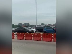 Kemacetan Panjang di Tol Kunciran Saat Pemberlakuan Tarif Tol Kemacetan Panjang di Tol Kunciran Saat Pemberlakuan Tarif Tol