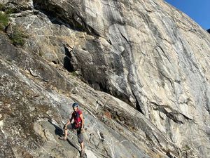 Keren! Nenek Ini Panjat Tebing di Ulang Tahunnya yang ke-70