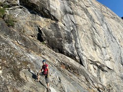 Keren! Nenek Ini Panjat Tebing di Ulang Tahunnya yang ke-70