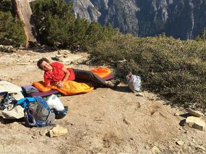 Foto: Panjat Tebing, Wanita Berusia 70 Tahun Ini Berhasil Sampai Puncak