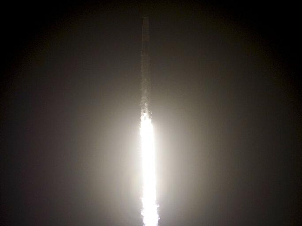 Momen Peluncuran Satelit Milik China ke Luar Angkasa