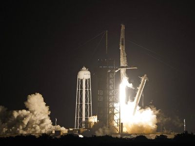 Meluncur ke Luar Angkasa, Roket SpaceX Bawa 4 Astronaut