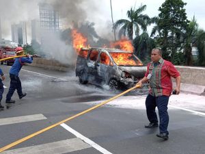 Mobil Nissan Serena Hangus Terbakar di Tol JORR Cilandak