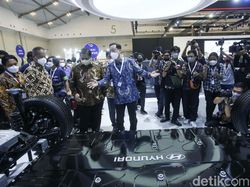 Menko Airlangga Keliling Arena GIIAS 2021