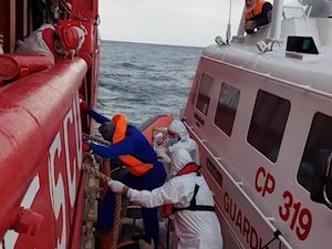Momen Evakuasi Ratusan Migran di Laut Mediterania Momen Evakuasi Ratusan Migran di Laut Mediterania