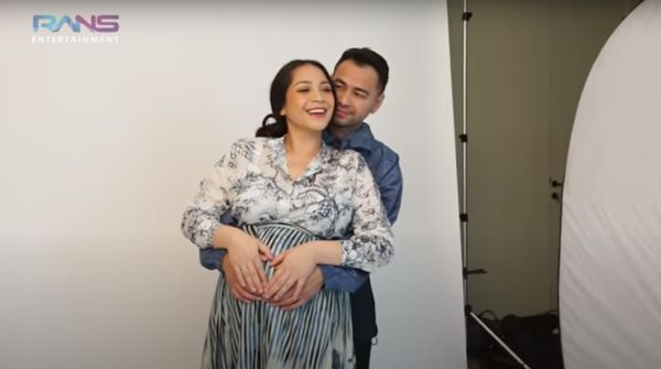 8 Foto Maternity Nagita Slavina, Pose Romantis Bareng Raffi Ahmad & Rafathar