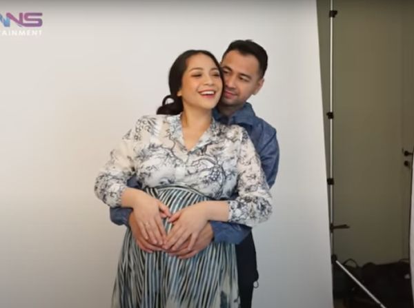 8 Foto Maternity Nagita Slavina, Pose Romantis Bareng Raffi Ahmad & Rafathar