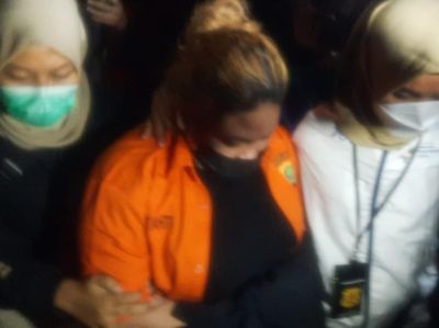 Momen Anak Nia Daniaty Tertunduk Berbaju Tahanan Polisi