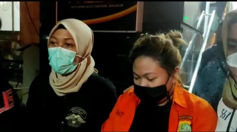 Usai memeriksa tersangka di Polda Metro Jaya, Olivia Natania keluar dengan mengenakan pakaian penjara.