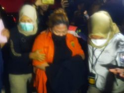 Penampakan Anak Nia Daniaty Berbaju Tahanan Digiring ke Rutan
