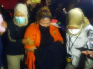 Penampakan Anak Nia Daniaty Berbaju Tahanan Digiring ke Rutan Penampakan Anak Nia Daniaty Berbaju Tahanan Digiring ke Rutan