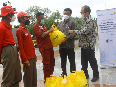 Paket Sembako untuk Petugas TMP di Hari Pahlawan