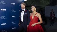 6 Foto Terbaru Meghan Markle dan Pangeran Harry Eksis Lagi di Karpet Merah
