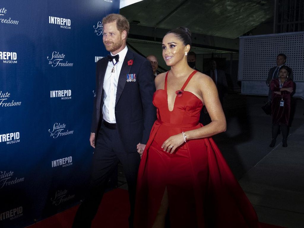 6 Foto Terbaru Meghan Markle dan Pangeran Harry Eksis Lagi di Karpet Merah