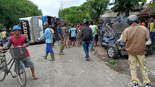 Penampakan Mobil Ringsek-Bus Terguling Imbas Kecelakaan di Sragen