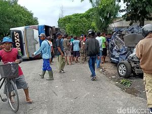 Penampakan Mobil Ringsek-Bus Terguling Imbas Kecelakaan di Sragen