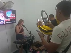 Detik-detik DJ Sandra Arimbi Ditangkap Polisi saat Live Streaming