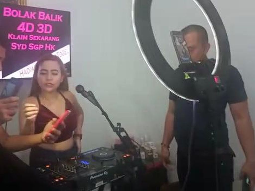 Momen Penangkapan DJ Sandra Arimbi Saat Live Promo Judi Online