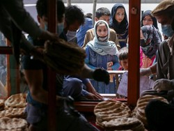 Perjuangan Eks PNS Afghanistan Nafkahi Keluarga di Tengah Anjloknya Ekonomi