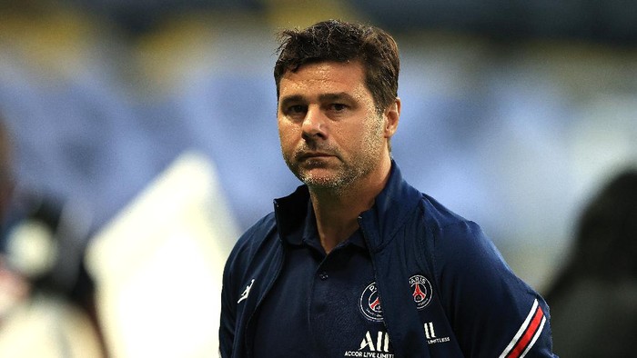 PARIS, FRANCE - AUGUST 14:  Mauricio Pochettino, head coach of Paris Saint- Germain looks on during the Ligue 1 Uber Eats match between Paris Saint Germain and Strasbourg at Parc des Princes on August 14, 2021 in Paris, France. (Photo by David Rogers/Getty Images)