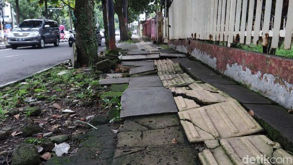 Duh! Trotoar di Jalan Gatot Subroto Bandung Rusak Parah
