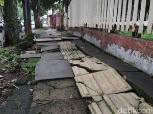 Duh! Trotoar di Jalan Gatot Subroto Bandung Rusak Parah