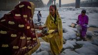 Potret Warga India Sucikan Diri di Sungai Penuh Limbah Beracun