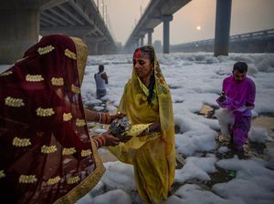 Potret Warga India Sucikan Diri di Sungai Penuh Limbah Beracun Potret Warga India Sucikan Diri di Sungai Penuh Limbah Beracun