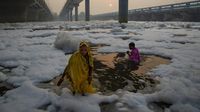 Potret Warga India Gelar Ritual di Sungai yang Penuh Limbah