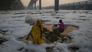Potret Warga India Gelar Ritual di Sungai yang Penuh Limbah