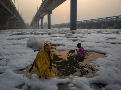 Potret Warga India Gelar Ritual di Sungai yang Penuh Limbah