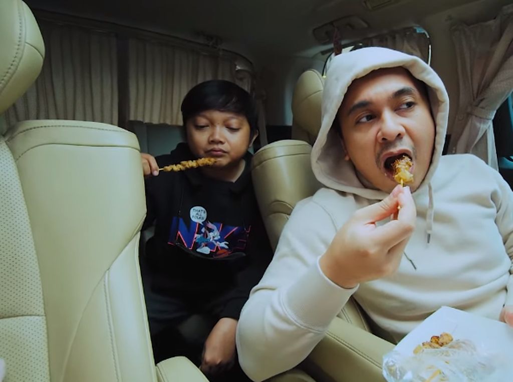 Raditya Dika Di-unfollow Fans Gegara Nikah: Cinta Monyet Waktu SMP Raditya Dika Di-unfollow Fans Gegara Nikah: Cinta Monyet Waktu SMP