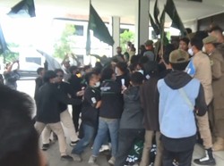 Ricuh Aksi Mahasiswa di Kantor Pemkab-DPRD Subang, Massa Saling Dorong