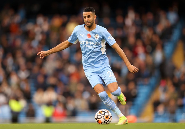 MANCHESTER, ENGLAND - OCTOBER 30: Riyad Mahrez of Manchester City controls the ball during the Premier League match between Manchester City and Crystal Palace at Etihad Stadium on October 30, 2021 in Manchester, England. (Photo by Naomi Baker/Getty Images)
