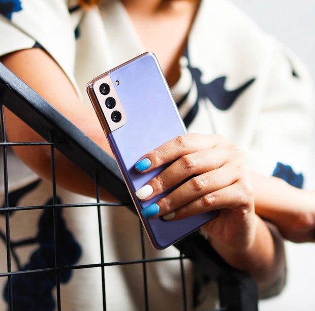 Samsung S21/Foto: instagram/samsungindonesia Samsung Galaxy S series memang sudah menjadi ponsel yang sering digunakan oleh artis Korea, baik digunakan untuk pribadi ataupun di dalam drama korea.